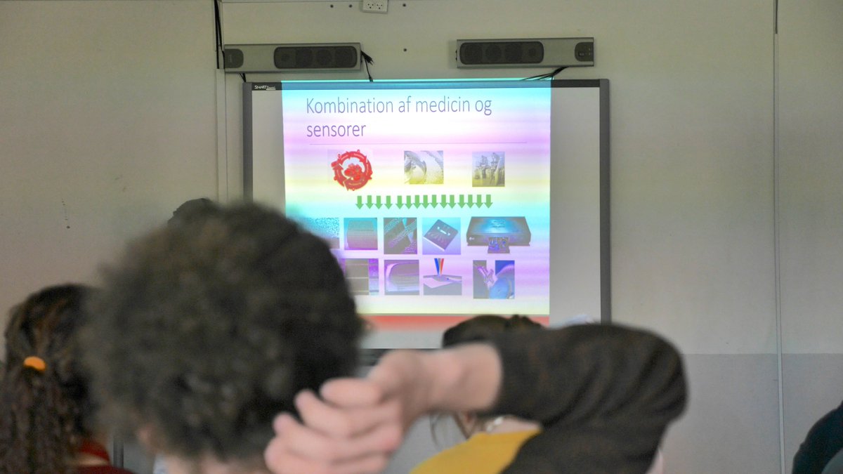 CFFormidling's tweet photo. Forskere fra @DTU udvikler microcontainere til medicin - så pillen lander sikkert i kroppen 💊

Tre forskere gav i forbindelse med @forskdk og @CFF's Bestil en Forsker, et gratis foredrag på Kærholm Skolen. 

Eleverne blev denne dag klogere på, hvad forskerne laver 🗣️ #dkvid https://t.co/YqLHrb7VCh