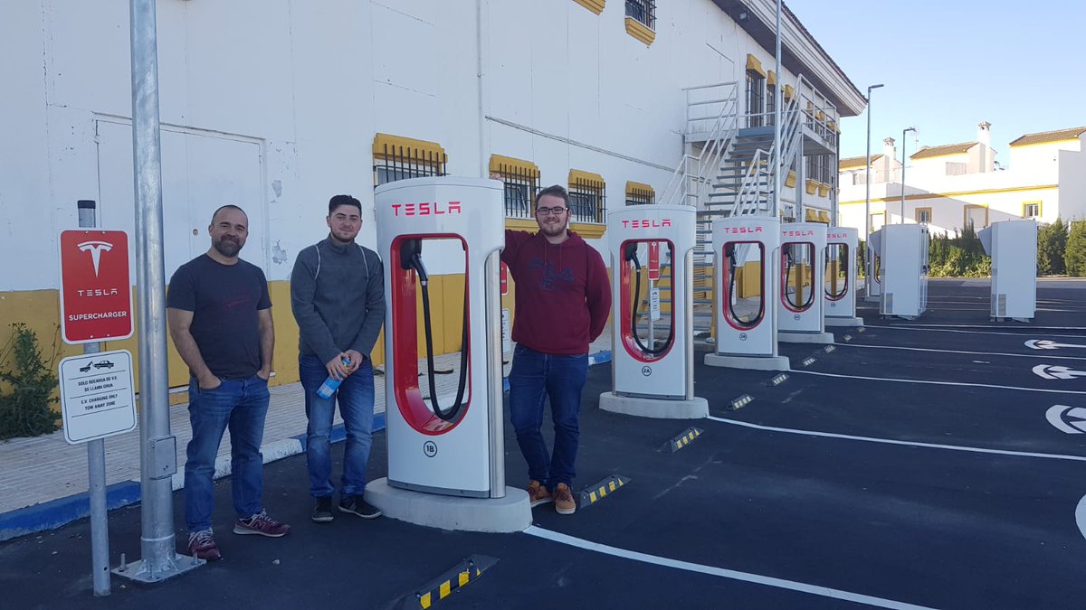 iesheliopolis's tweet photo. El Heliópolis en #Málaga.
El profesor Rodríguez Báñez (izq) y alumnos del Ciclo de Grado Superior en Energías Renovables acuden a @malakabot
Aprendizaje activo, participativo y motivador.
#Malakabot2019 https://t.co/41DGvkoOgE