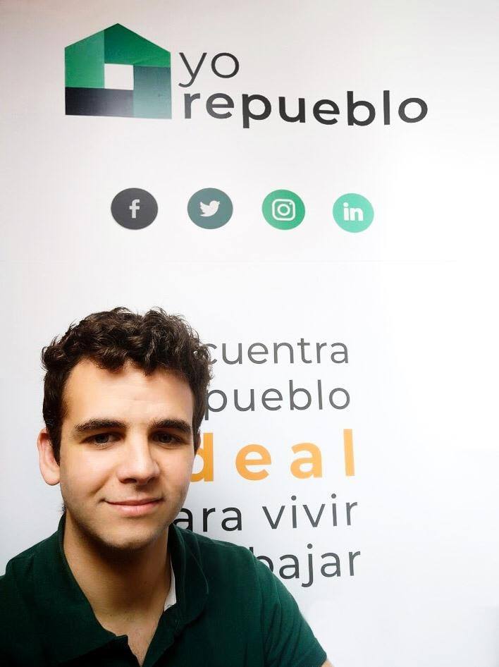 radioespinosame's tweet photo. Hoy conocemos el proyecto y  plataforma @yorepueblo de la mano de su fundador e impulsor, Carlos López. Una iniciativa relacionada con el mundo rural y la problemática de la #Despoblación 
#actualidadmerindades https://t.co/xdITCQkZZG