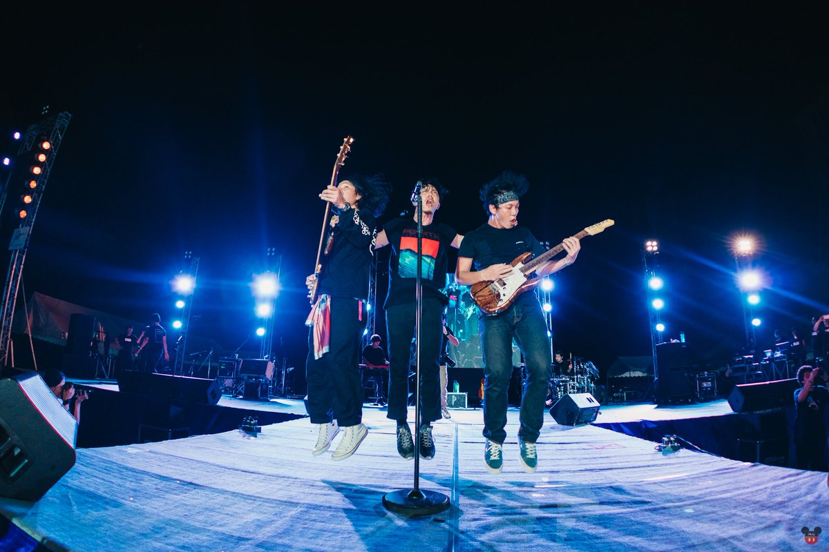 potatoband's tweet photo. ชาว กทม. คืนนี้พบกันที่ The Florence เวลาเที่ยงคืนนะครับ 😊
.
.
📷 @mickyymouse_photo #photobymickymouse .
.
#ausummerhill #aumusicfestival2019 #aumusicclub #potatoband https://t.co/PpWKVuS9ef