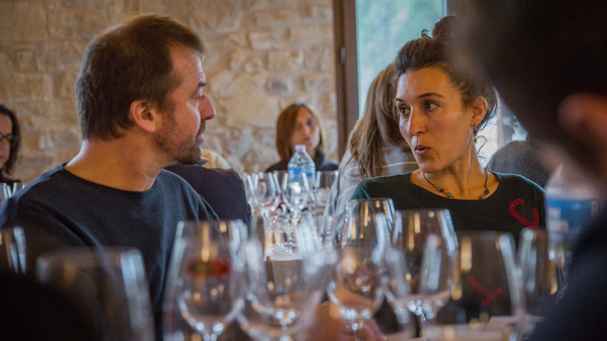cotavins's tweet photo. 💃 Moments COTA (part 2) 💃 La sala de tast plena de gom a gom! Durant el festival es van organitzar uns tastos dirigits pel sommelier @xaviviles amb una gran convocatòria i interès! Prenem nota per mantenir-ho per l’any vinent! #cotavins #festivaldevinsdaltura https://t.co/eYKuBOBIgI
