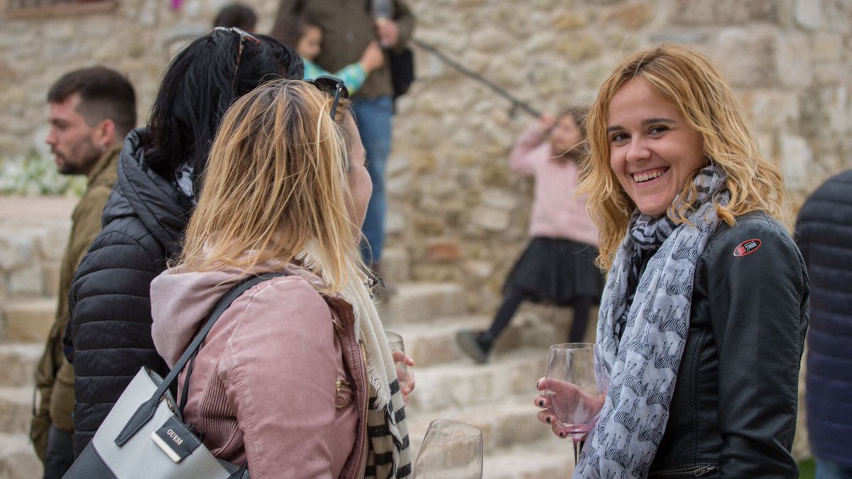 cotavins's tweet photo. 💃 Moments COTA (part 3) 💃 Aquest és un dels millors regals que ens podíeu fer: els vostres somriure! #cotavins #festivaldevinsdaltura https://t.co/T7yOyQjIbj