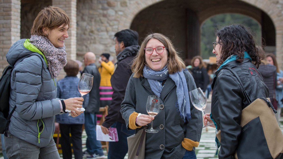 cotavins's tweet photo. 💃 Moments COTA (part 3) 💃 Aquest és un dels millors regals que ens podíeu fer: els vostres somriure! #cotavins #festivaldevinsdaltura https://t.co/T7yOyQjIbj
