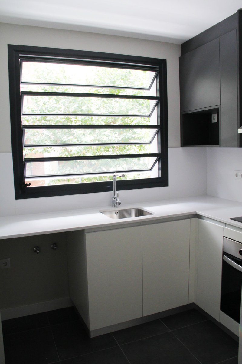 ventanasuin2's tweet image. Espacio de cocina optimizado, con luz y ventilación natural. Instalación realizada por Cristalerias Tordera