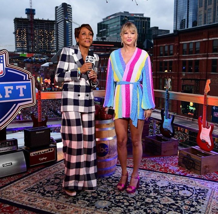 Alltooswift132's tweet image. #TaylorSwiftTONIGHT #MeOutNow #TaylorSwiftApril26 # #TS7IsComing 
@taylornation13 @taylorswift13