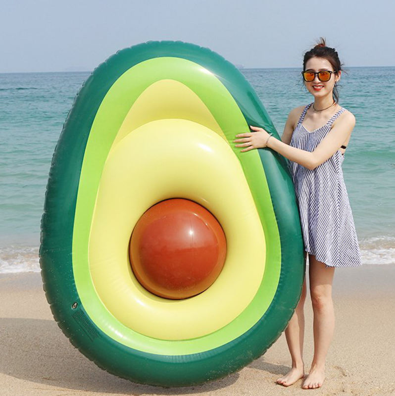 Ce matelas gonflable reproduit l’apparence d’un avocat et transforme le noyau en ballon
Plus d'infos : http://bit.ly/2UFO5aU