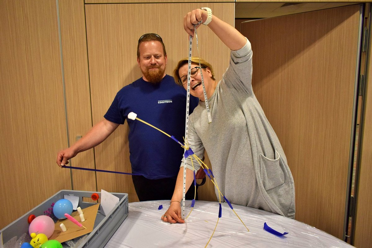 cogiteon's tweet photo. Bywa i tak... 😆 #MarshmallowChallenge #warsztaty #prototypowanie #eksponaty 
Przed upadkiem makaronowa wieża miała 84 cm 👏 https://t.co/33s72ewsh5