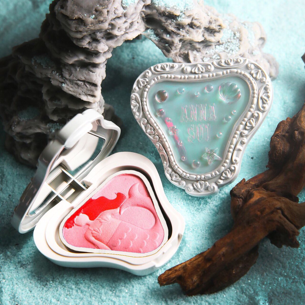 本日、4月26日（金）発売✨ 幻想的な海の世界へ。 水面のように