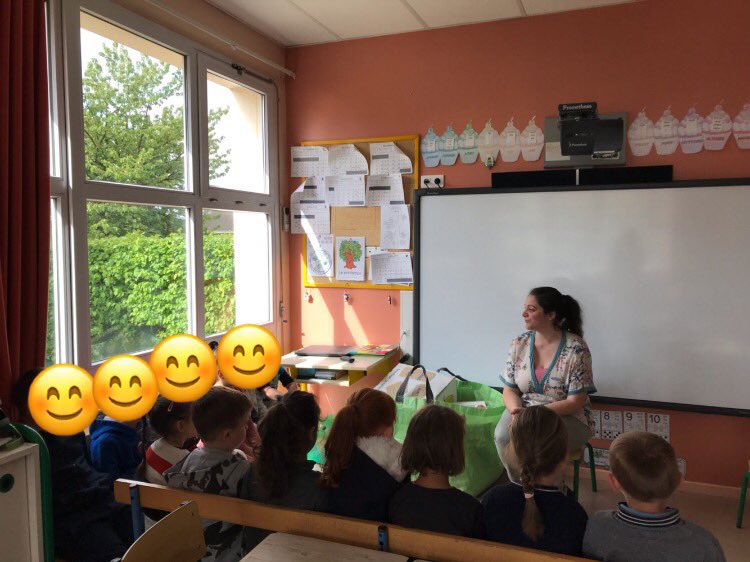 MoyensBazeilles's tweet photo. Ce matin, Delphine est venue parler des déchets et expliquer comment les trier aux Moyens et aux Grands de l’école maternelle. #Bazeilles #valodea #tridesdechets #dechets #tri #sirtomsedan https://t.co/cj09DRah79