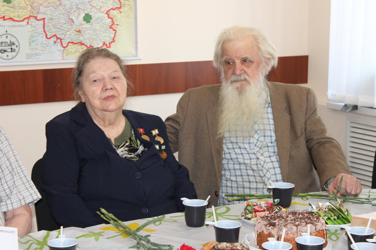 В отделении ОНФ в преддверии Дня Победы прошла встреча с жителями блокадного Ленинграда. Чаепитие, песни под гитару, просмотр фотографий и фильма, воспоминания блокадников - сколько бы лет не прошло, боль от событий тех лет остается.