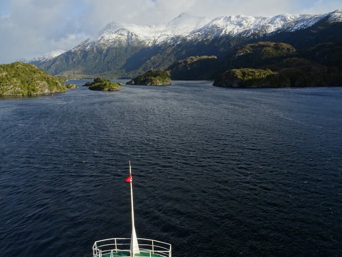 Billstein's tweet photo. Ein paar Fotos der dreitägigen Frachtschiff-Reise durch die Fjorde in #Patagonien. Falls ihr was mit Natur und Landschaft anfangen könnt und mal die Gelegenheit dazu habt: Macht das, es wird wahrscheinlich die Schifffahrt eures Lebens! #Navimag https://t.co/wskulxzSpy