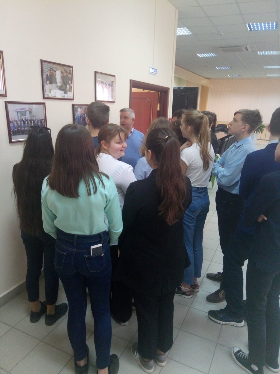 Активисты ОНФ организовали для школьников экскурсию на одно из оборонных предприятий региона - 《Тулаточмаш》. Завод закрытый, секретный, так просто на него не попасть, что еще больше добавило интереса встрече.