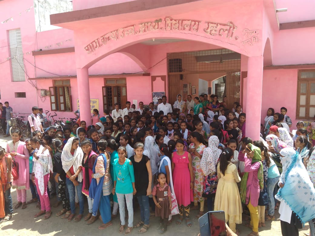 collectorsagar's tweet image. स्वीप प्लान के अंतर्गत शासकीय कन्या उच्चतर माध्यमिक विद्यालय, रहली में मतदाता  जागरूकता हेतु छात्र-छात्राओं द्वारा तरह-तरह के कार्यक्रम आयोजित किए गए जिनमें बालहठ ,पत्रलेखन, रंगोली प्रतियोगिता, शपथ ग्रहण, मानव श्रृंखला आदि कार्यक्रम आयोजित हुये @CEOMPElections #GoVote