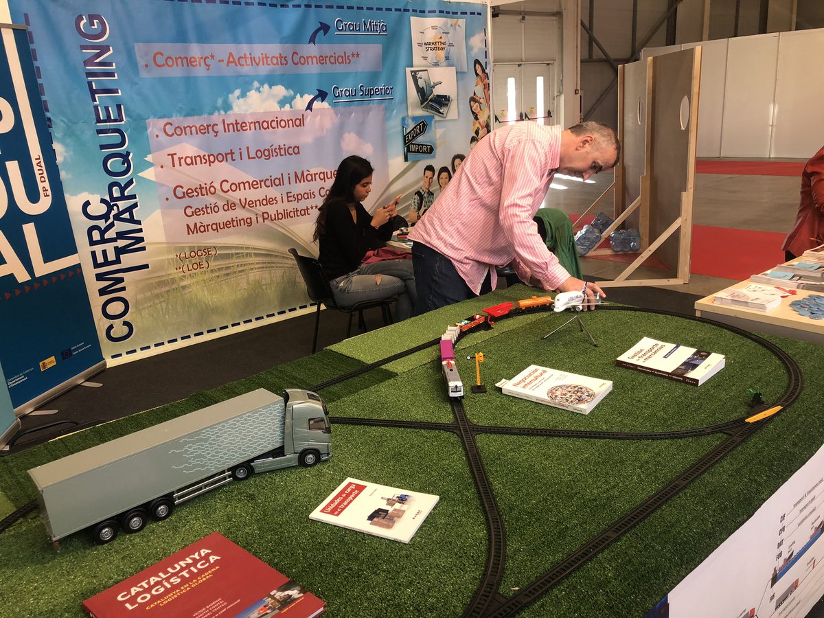 firafplleida's tweet photo. Passa't per l'estand de Comerç i Màrqueting. Informa't dels nostres cicles @etlleida @ILERNAfp @lasallearlep 🚈 #firadelleida #firaftlleida #firaensenyamentlleida #firafp https://t.co/Afvye82v1u