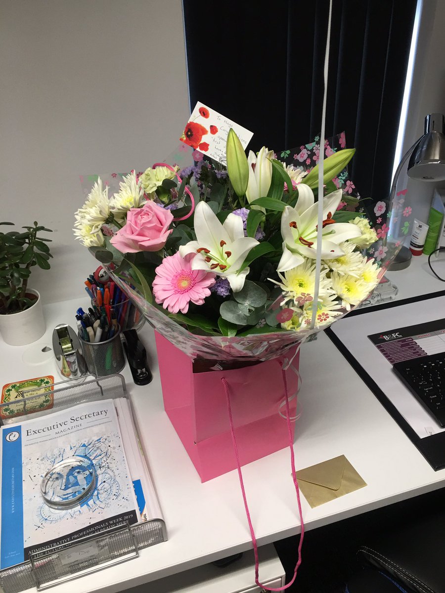 VAMagsPotter's tweet photo. What a lovely way to end a very special first week at my new office. A beautiful gift from a client. #LoveFlowers #wonderfulclient #newoffice https://t.co/RjVCNZ65uL