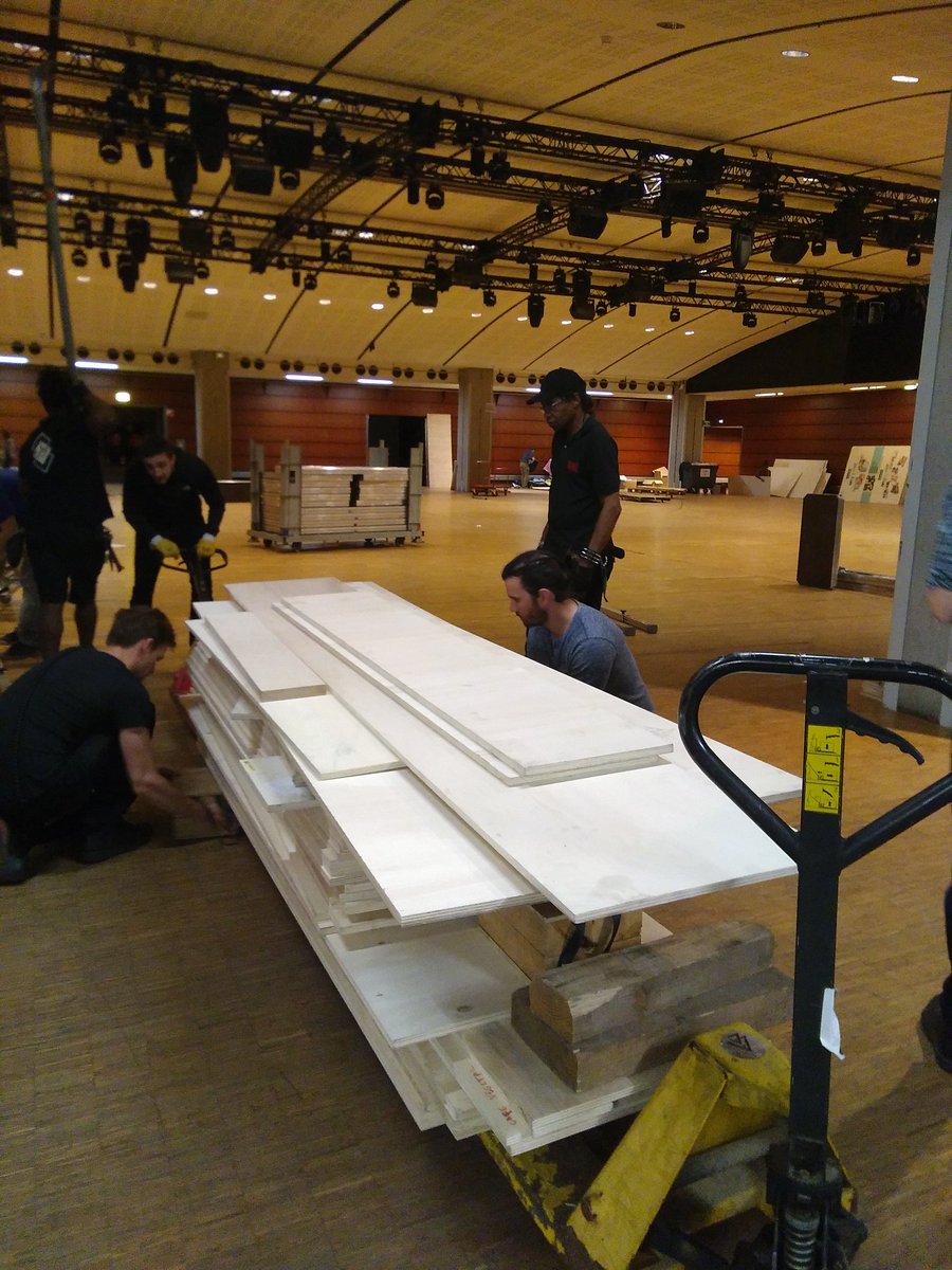 LaKoncepterie's tweet photo. Merci la team de @SBParis19 pour les planches de bois ! Partons leur redonner une 2ème vie. #evenementresponsable #DD 😀🙏🎉 https://t.co/ktmv2gDcMF