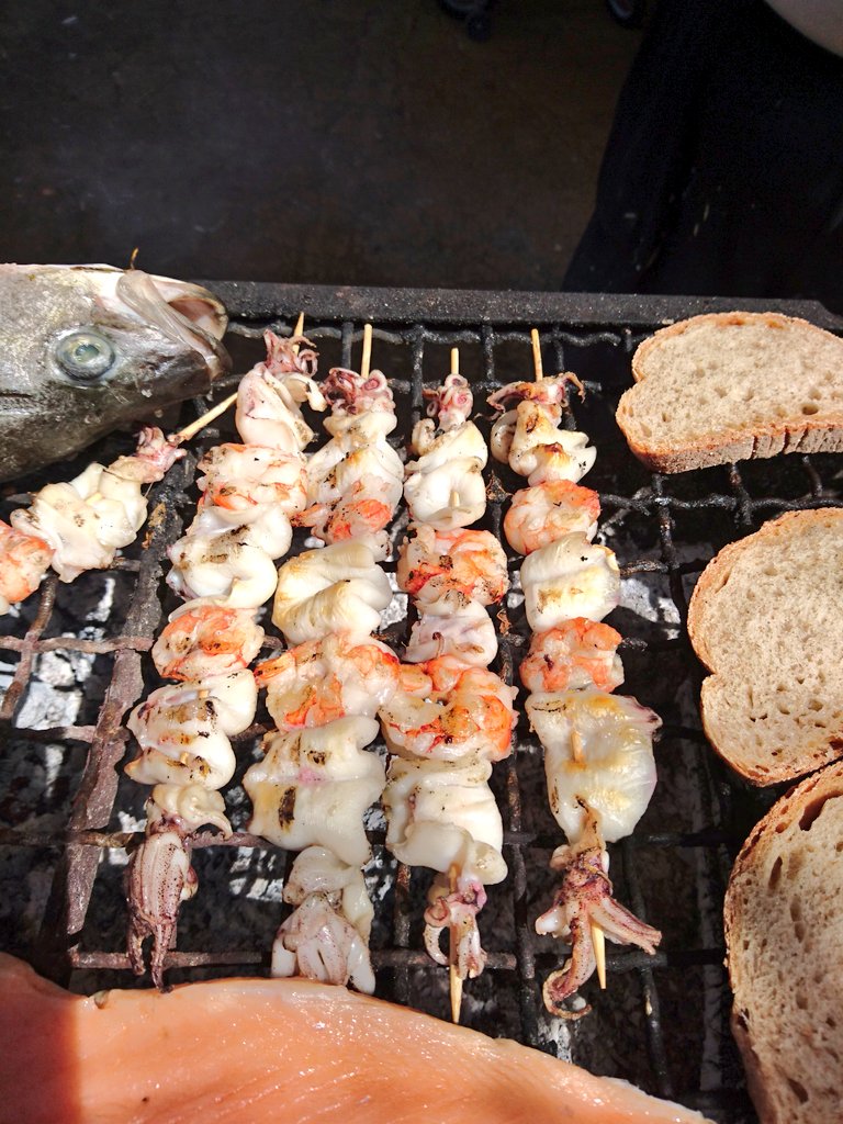 Angelo_APK's tweet photo. 🇮🇹コーリ市、イタリア🇮🇹
畑に友達と25Aprile日でBBQとパスタも食べた!
焼いた動物は
🐙タコ
イカ
エビ
サーモン
をBBQでした!
😃
コーリ市のリンクとEXVオイル販売サイトは
https://t.co/N32dcGXL0n
#イタリア #PASQU #25aprile #コーリ #オリーブ https://t.co/A907uC0gHN https://t.co/Iv42QURAKr