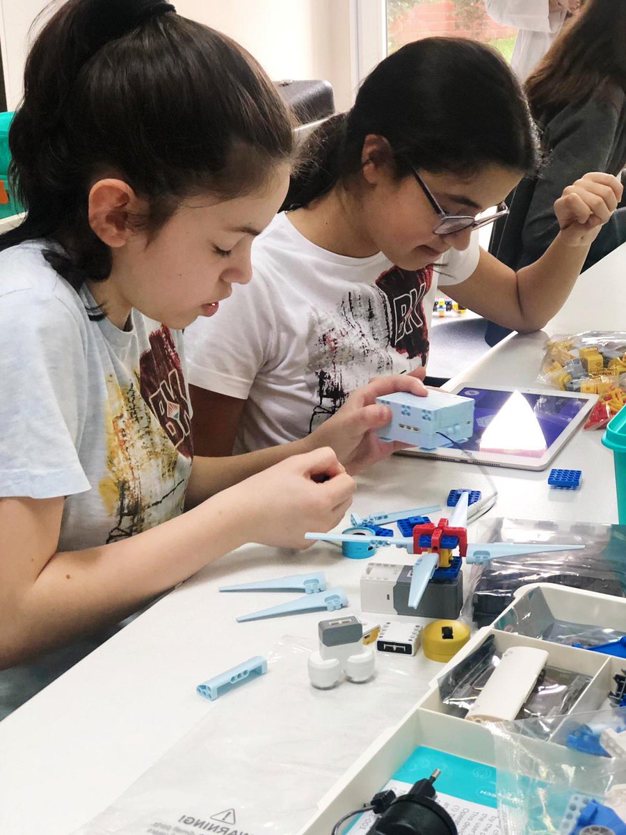 bk_florya's tweet image. 6. ve 7. Sınıf Maker kulübü öğrencilerimiz ile Ubtech robot eğitim seti atölyesi gerçekleştirildi. #coding #robotic #bkegitek