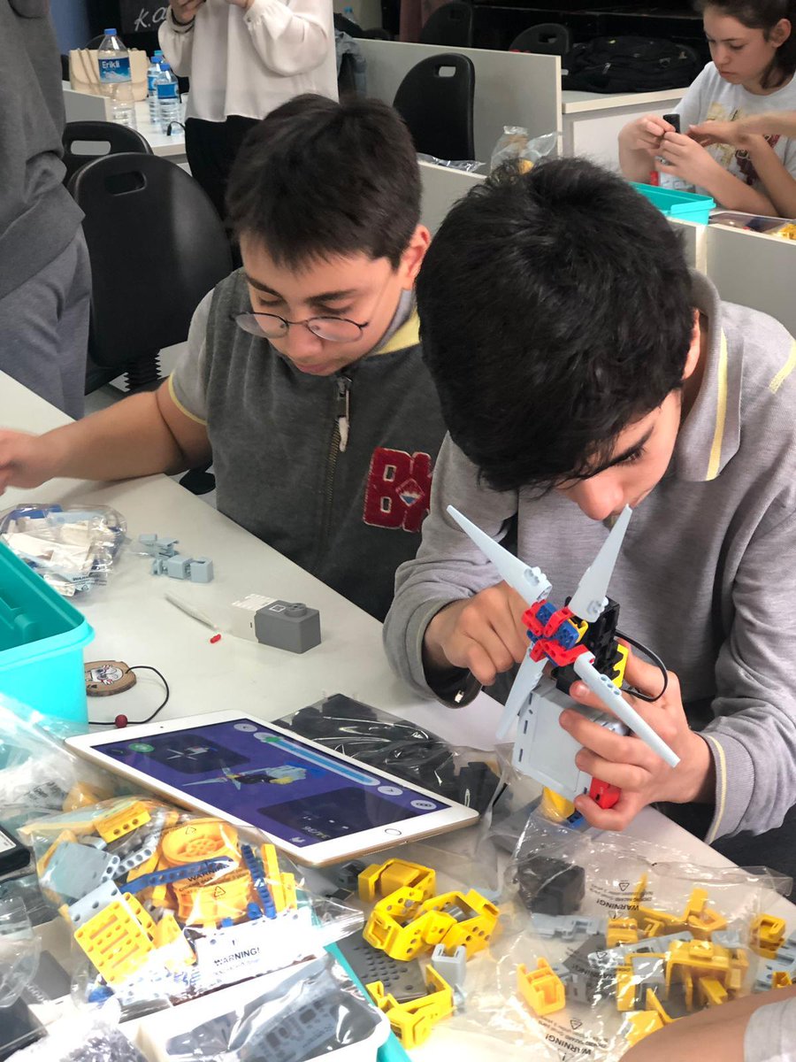 bk_florya's tweet image. 6. ve 7. Sınıf Maker kulübü öğrencilerimiz ile Ubtech robot eğitim seti atölyesi gerçekleştirildi. #coding #robotic #bkegitek