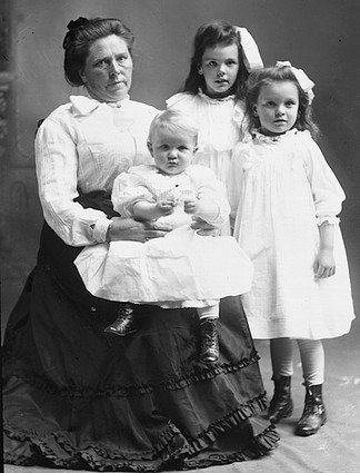 TrueCrimeFix's tweet photo. #FREAKYFRIDAY  Belle Gunness, a 6ft tall woman who weighed over 200lbs is suspected of murdering between 25- 40 people over the course of several decades. Gunness is known to have murdered the majority of her suitors and boyfriends, as well as her two daughters. #Truecrime https://t.co/RYklz56iFl