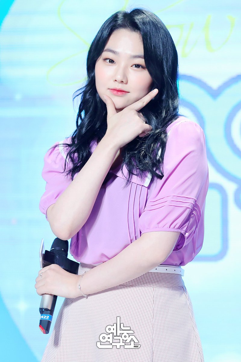 MBC_entertain's tweet image. 세상 그 어디에도 없는 MC 뀨리 황블리 러블리💜
이번 주 #쇼음악중심 도 토요일 오후 3시 35분에 본방사수!📺
📷 ☞ naver.me/xjf0Bny8
190420 #쇼음악중심 #음중 #미나 #현진 @gu9udan @Stray_Kids