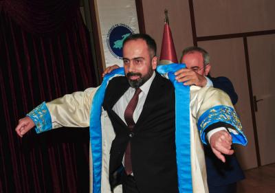 Van Yüzüncü Yıl Üniversitesi Rektörlük görevine atanan Prof. Dr. Hamdullah Şevli düzenlenen törenle görevi Prof. Dr. Peyami Battal’dan devraldı. 
#vanvakfı #vanvakfıvanfarkı #van #istanbul #kadıköy #türkiye <a href="/t/">Tantek</a>.c.vanvalilik @sulegokirmak @memettepe65 @hamdullah_sevli