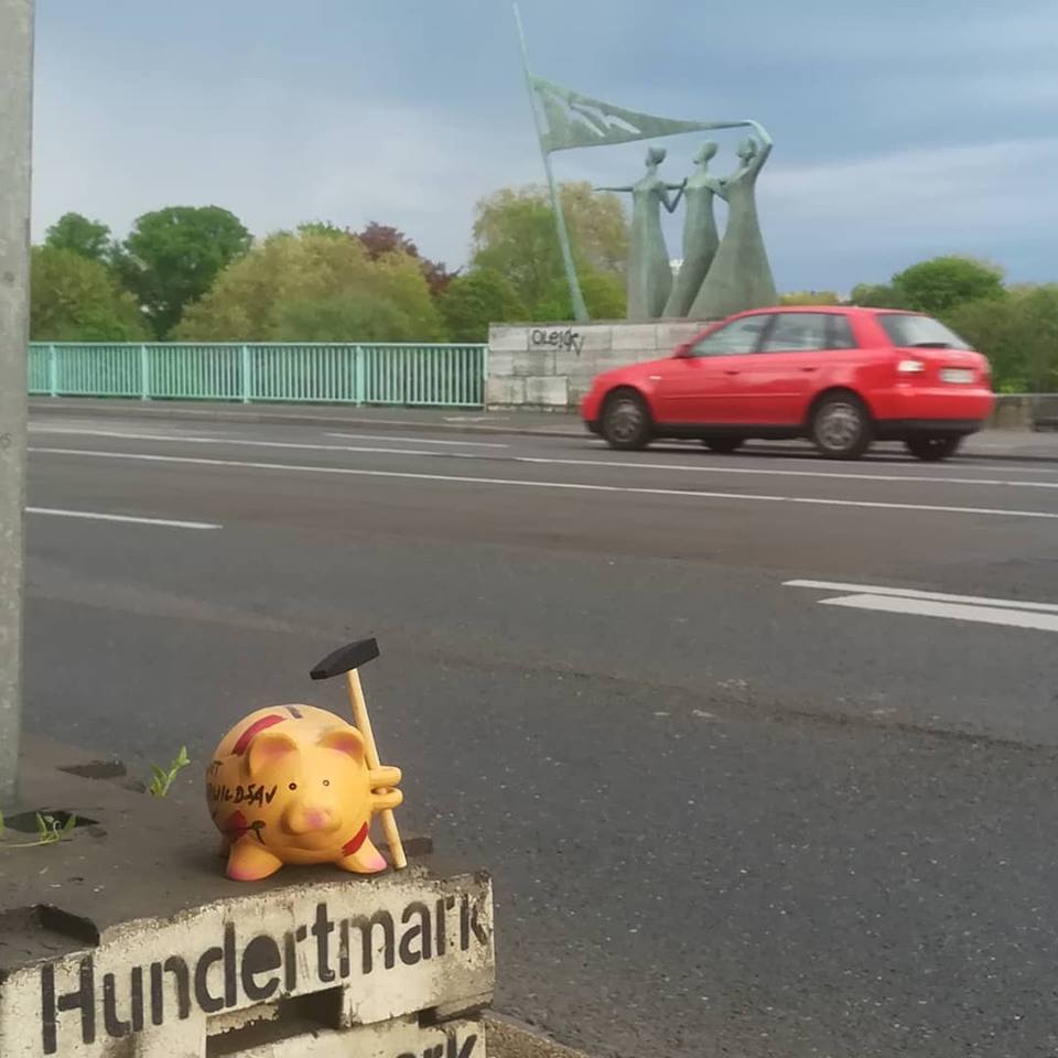 BPtakeovR's tweet photo. https://t.co/p5IDLMvgIj Unter eine Sparwildsau versteht man ein ausgewildertes Haussparschwein im öffentlichen Raum. Inhalt 49 Euros, 17 Rubel Begeben Sie sich nach #muelheimanderruhr auf die Suche! Gruß von #ruppekoselleck für die #Bodenstiftung im #kunstmuseumtemporär https://t.co/I3Fvdk8Xka