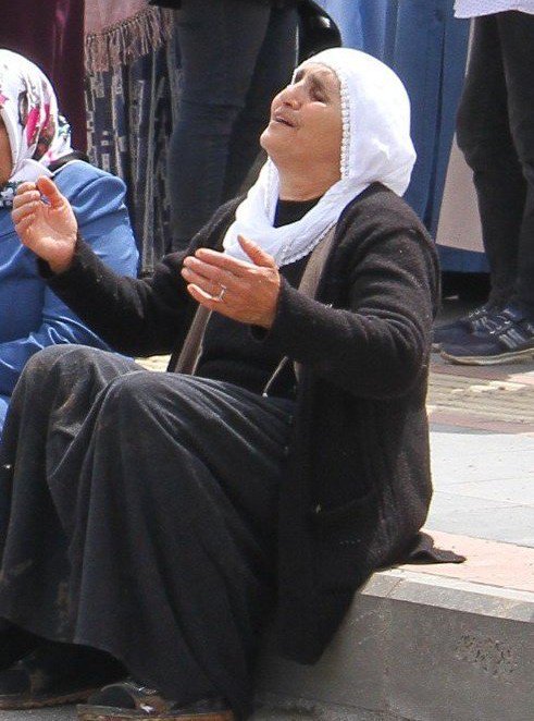 HilmiKurnaz__98's tweet photo. "Ben sustum Annelerimizin acılarını sızlatan kanayan yaralı yüreği konuşsun bir susun efendiler  bir susun sadece yüreği  yaralı Annelerin yürekleri konussun bir susun yeter artık edi bese.'

#LeylayaElVer https://t.co/QDeL8z5zoh
