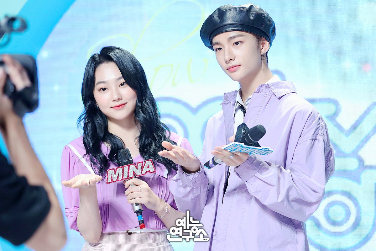 MBC_entertain's tweet image. 세상 그 어디에도 없는 MC 뀨리 황블리 러블리💜
이번 주 #쇼음악중심 도 토요일 오후 3시 35분에 본방사수!📺
📷 ☞ naver.me/xjf0Bny8
190420 #쇼음악중심 #음중 #미나 #현진 @gu9udan @Stray_Kids