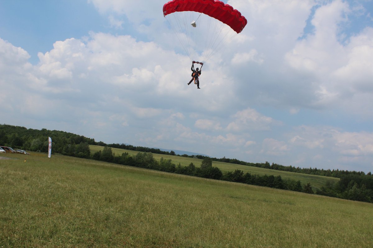enjoy_prague's tweet photo. Do you want to see the #CzechRepublic from a really unusual perspective? Then #SKYDIVING is the perfect activity for you ✈️🌥🇨🇿! Let’s #jump ⏩ https://t.co/hCZgqRzwMN #️⃣ #enjoyprague #skydiving #skydivingPrague #skydivingCzechia #pragueexperiences #praguememories #Prague https://t.co/oHA3aRXJ0f