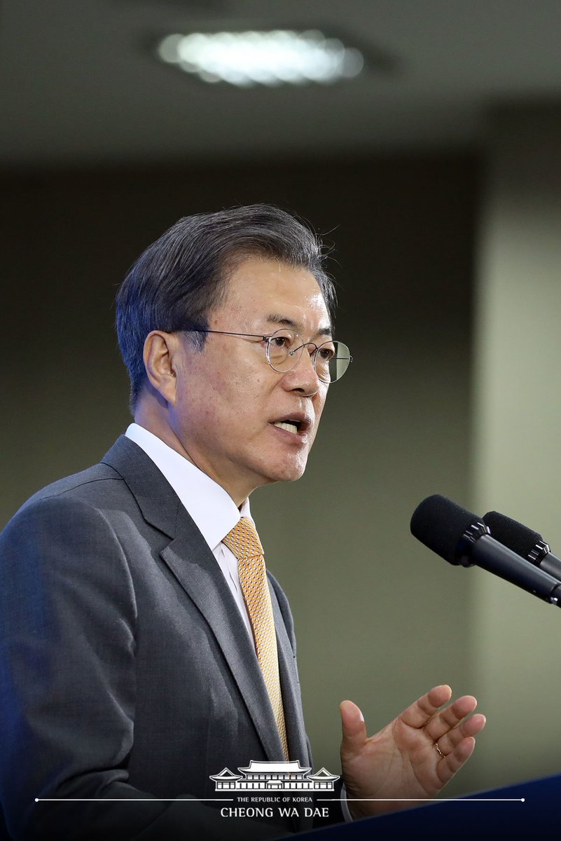 TheBlueHouseENG's tweet photo. Pres. Moon (@moonriver365) at Presentation for Peace Economy Vision Strategy (8th Stop of Nationwide Economic Tour: Gangwon-do) https://t.co/ztiNsnVsic