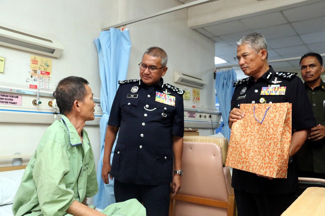 Menyantuni para pesakit di Hospital Selayang, Selangor tadi bersempena sambutan Hari Polis ke-212. Saya mendoakan agar mereka semua dikurniakan kesembuhan seperti sedia kala. InsyaAllah. <a href="/PDRMsia/">Polis Diraja M'sia</a>