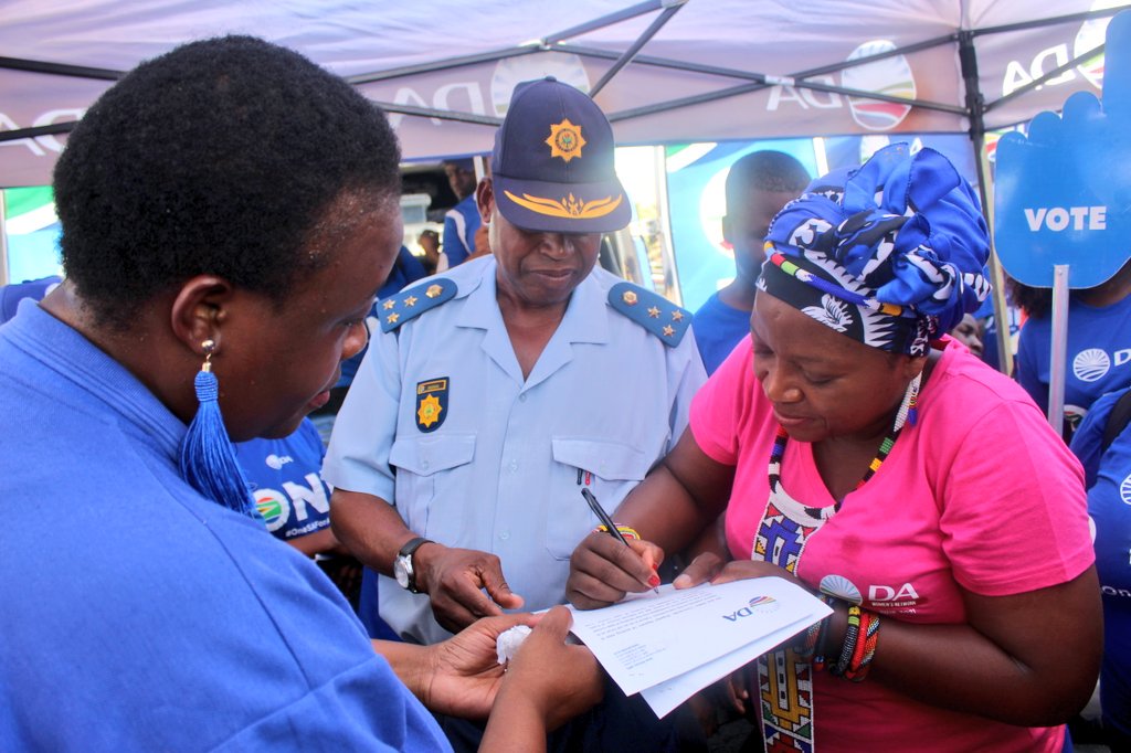 DA_Mpumalanga's tweet photo. #SitholeForPremier Only a #Honestprofessionalpolice can arrest those who demand sex for jobs. @Our_DA Jane Sithole handing over our Memorandum of demands to the Nelspruit Police. #NoSexForJobs #FairAccessToJobs @moloisrj @bosmangrobler https://t.co/WcTqRlCNHq