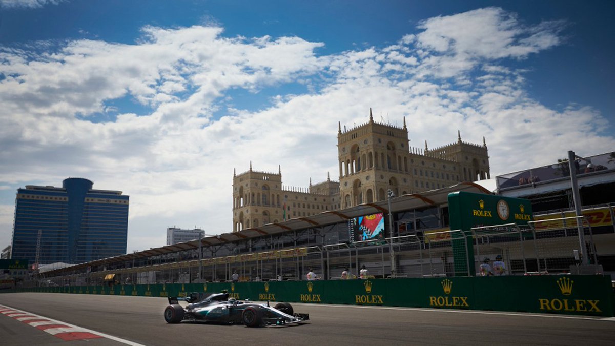 MercedesBenz's tweet image. Narrow roads, long straights, hard braking zones: Learn how our @MercedesAMGF1 Team handles the City Circuit of the Formula 1 race in Baku. More on the #DaimlerBlog: d.ai/f1baku_tw

#Formula1 #Baku #F1 #BradleyLord #MercedesAMGF1