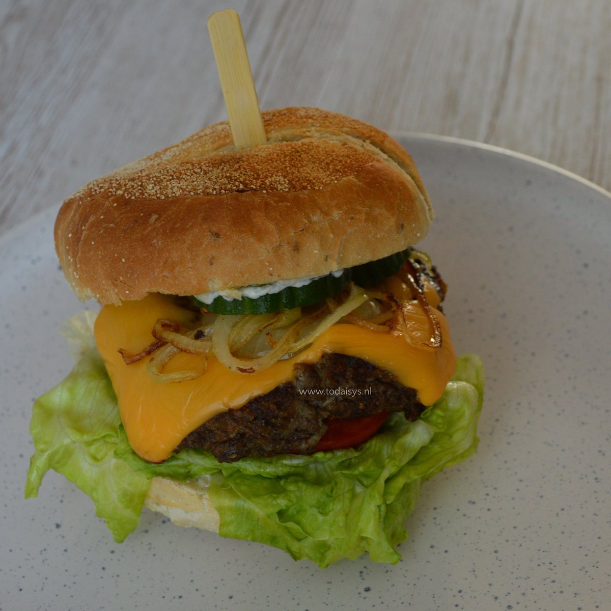 ToDaisys's tweet photo. Burgervrijdag met vandaag een vegetarische burger! Het leukste van alles Luke had niet door dat hij een vegetarische burger aan het eten was, maar hij vond hem heerlijk! Wil je deze ook maken? Klik dan op de link of de foto voor het recept. #burger #vega https://t.co/CbNl3aJ22m https://t.co/Qxj9Hnq6Wp