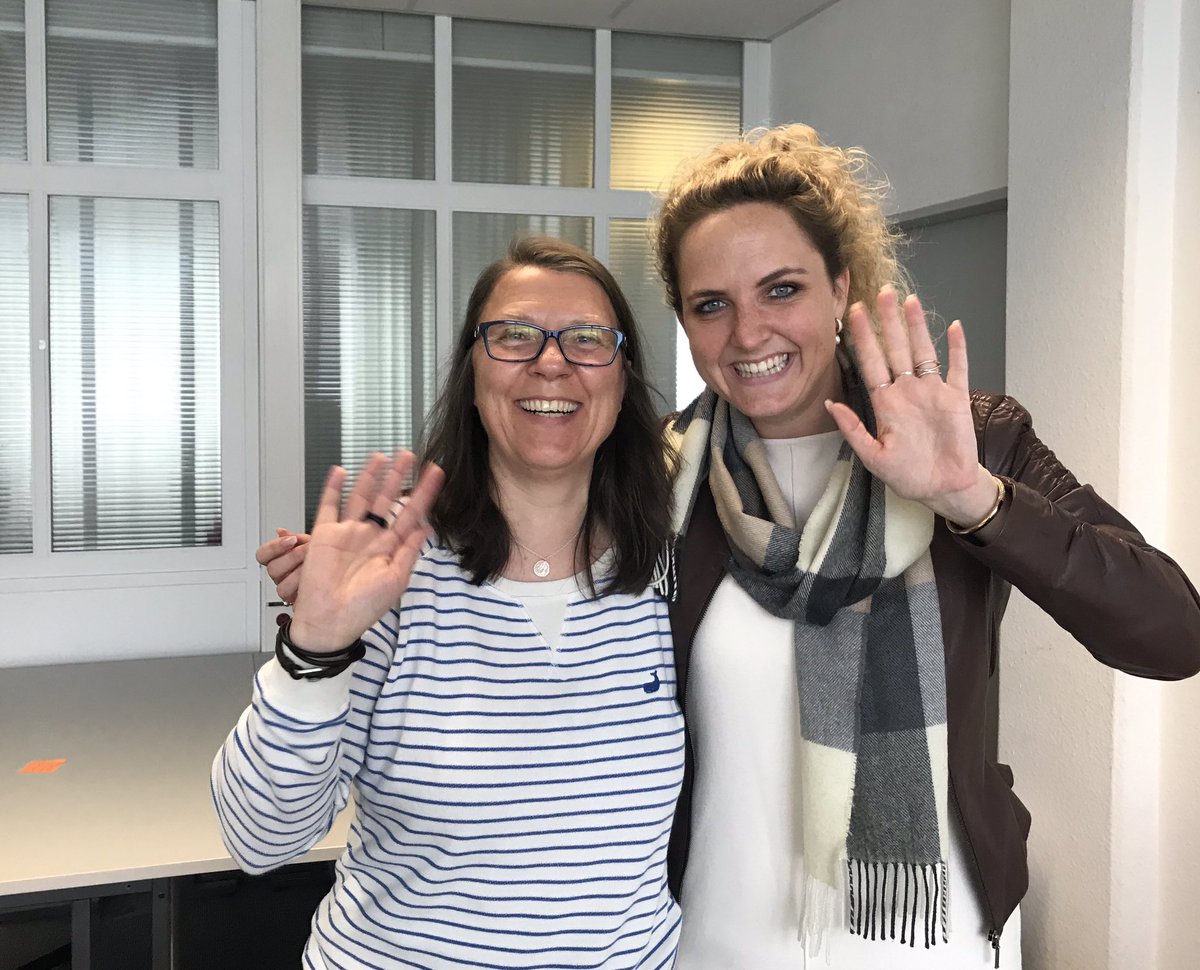 SellAnnette's tweet photo. Hallo liebe Viessmänner @DrHn_Vi @PesePeter, wir grüßen Euch!
Die Welt 🌍... ein Dorf.
#neuerjob #neuetollekollegin 🤗
#segulatechnologies https://t.co/wDVpUbRoNE