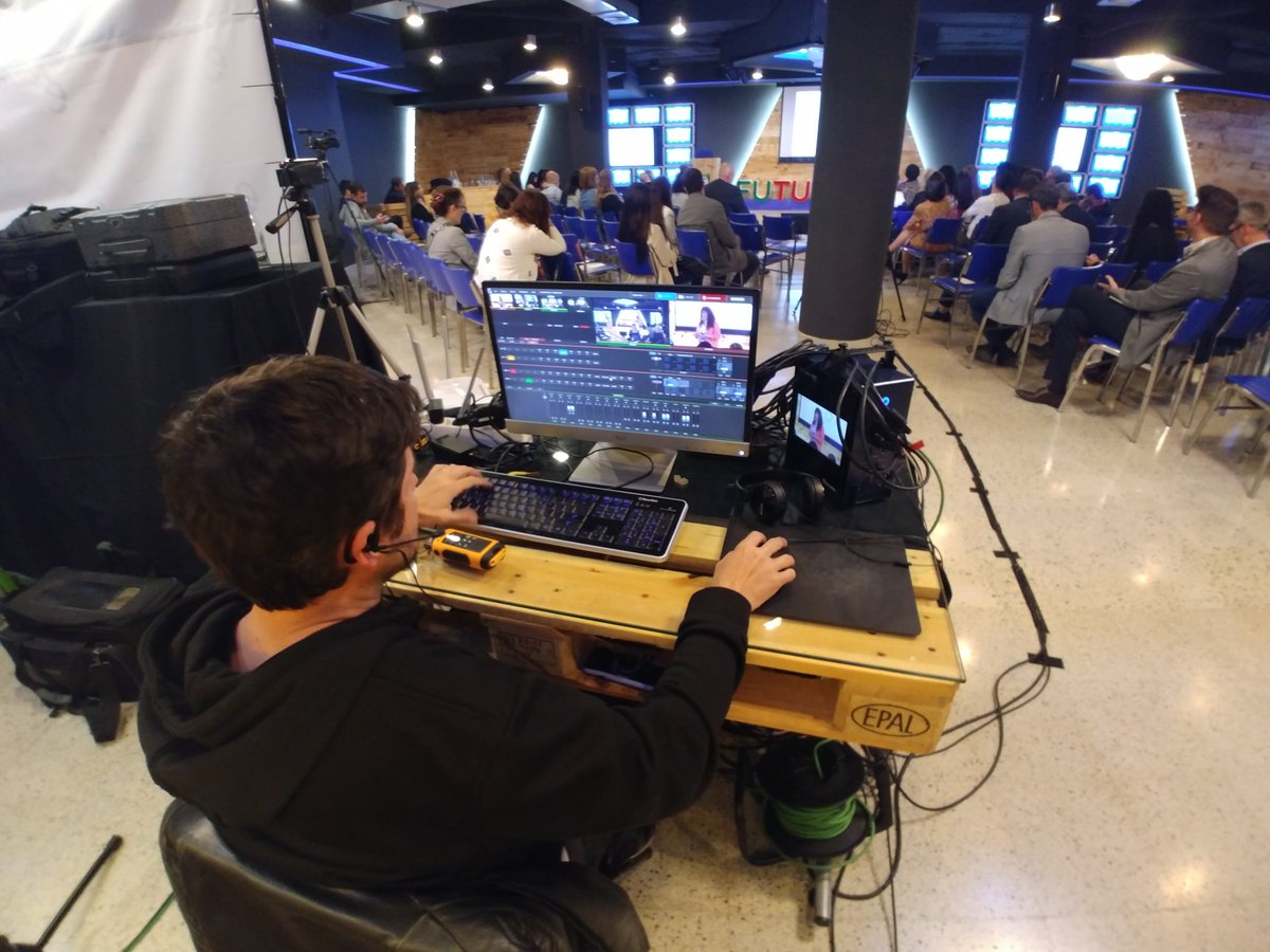 Fu_Turismo's tweet photo. Tenemos la fortuna de contar con un equipazo técnico en #Futurismo2019 #Futurismolab 

¡Gracias por su excelente trabajo chicos!

@SOUNDBLACK95 
@Visualherzog https://t.co/kyv5gfZI6o