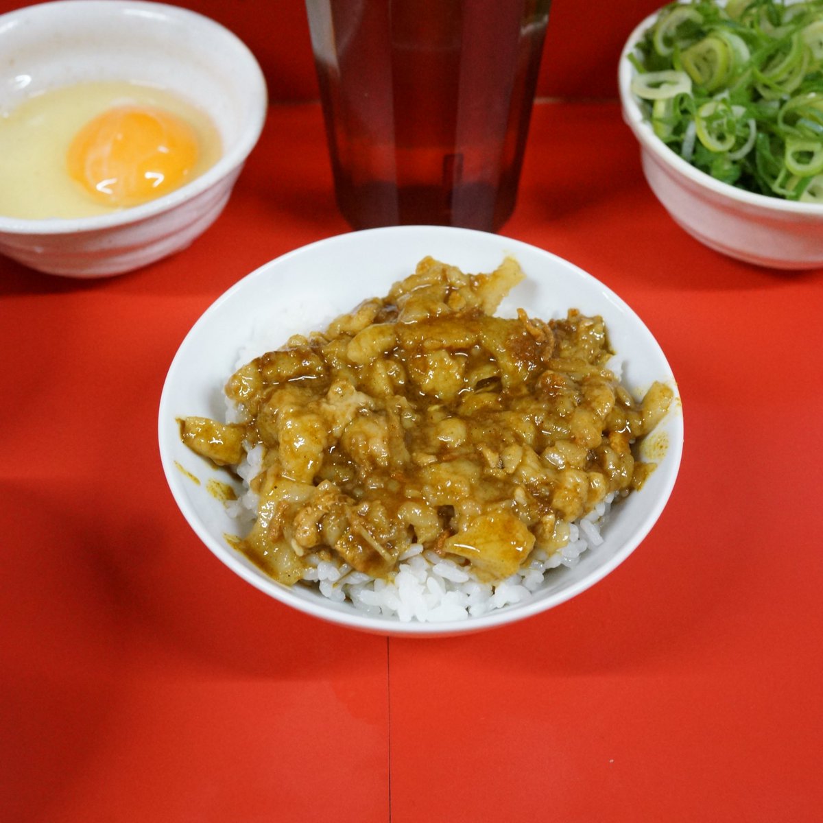 平成31年4月26日金曜日
ラーメン二郎 京都店
小ラーメン+豚増し+九条ねぎ+生卵+生卵+カレー脂飯+生卵 ニンニク 1280YEN
生卵落として玉子かけカレー脂飯ウマ過ぎィ！飯モノに於ける人類の到達点でしょ！奮えて貪る。
麺、クニュ進化してるぅ！超クニュなもの。
ブタ、端ウメェ！
汁、ウンメェ！
完飲。