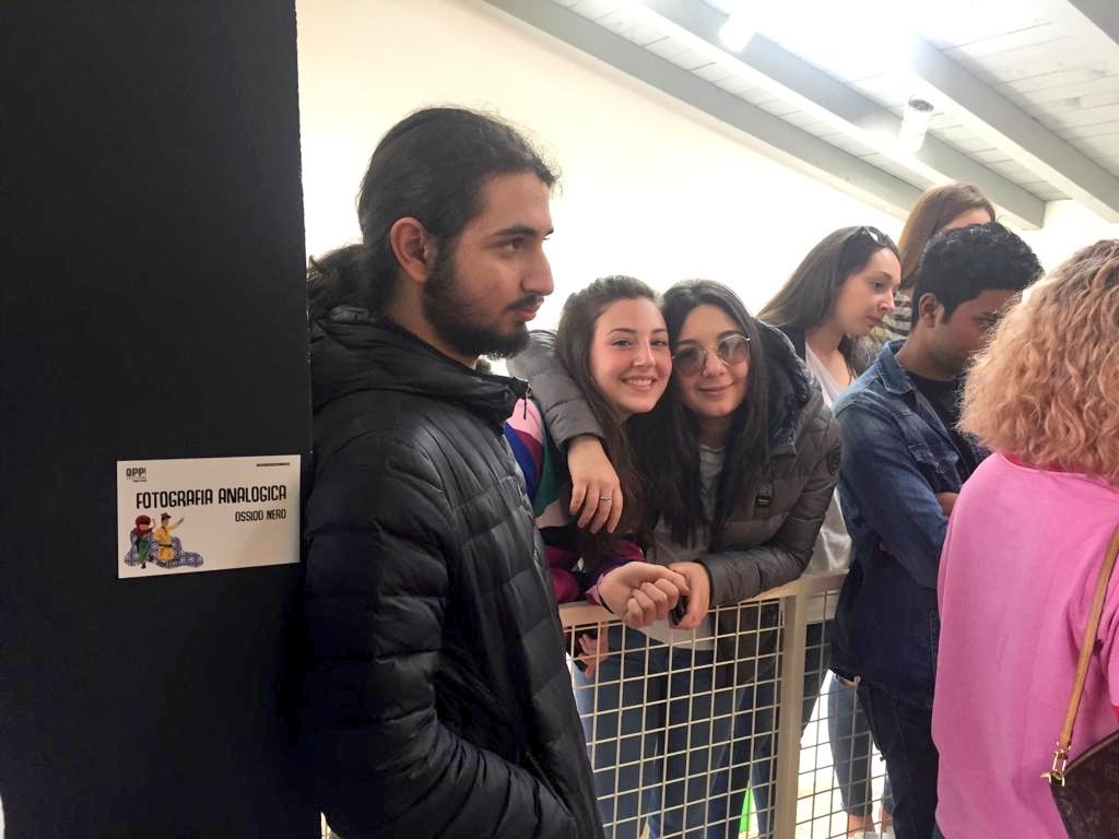 opinnoitaly's tweet photo. Dal bianconero classico alle tecniche più avanzate della #fotografia analogica, insieme ad @Ossidonero. È un altro dei #workshop a cui i ragazzi di #Upshift #Naro stanno prendendo parte. In posa ragazzi! #OppFestival @FarmFavara @jaItalia @UNICEF @UNICEF_Italia @my_grants https://t.co/QlMCduH7bO