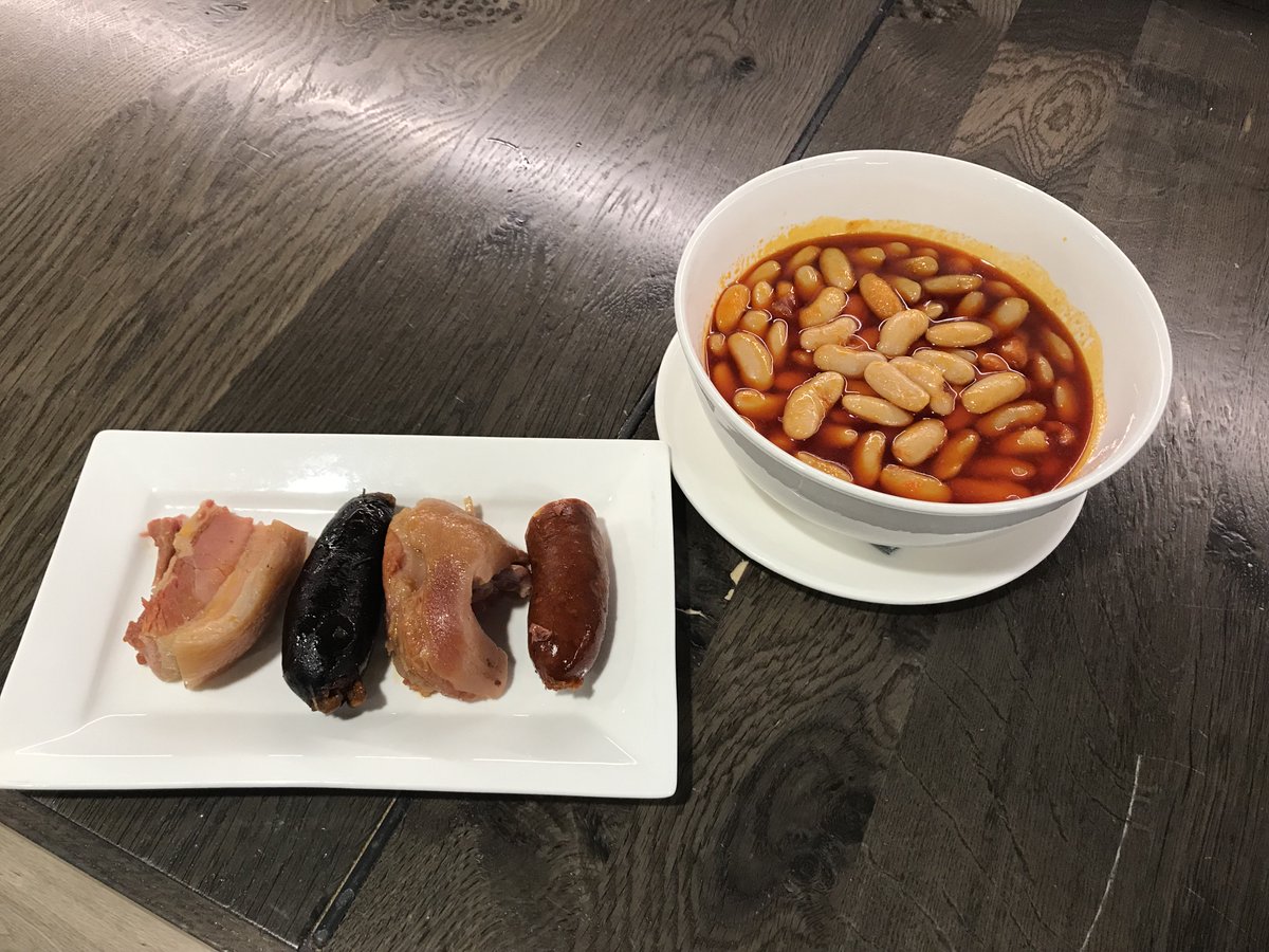 Uno de los platos más emblemáticos de la #cocinaasturiana la #fabada en nuestro menú del #viernes!! Hay también otras propuestas!! Mira nuestro #menú y come #alasombradelajirafa🦒#Oviedo #LoNuestro