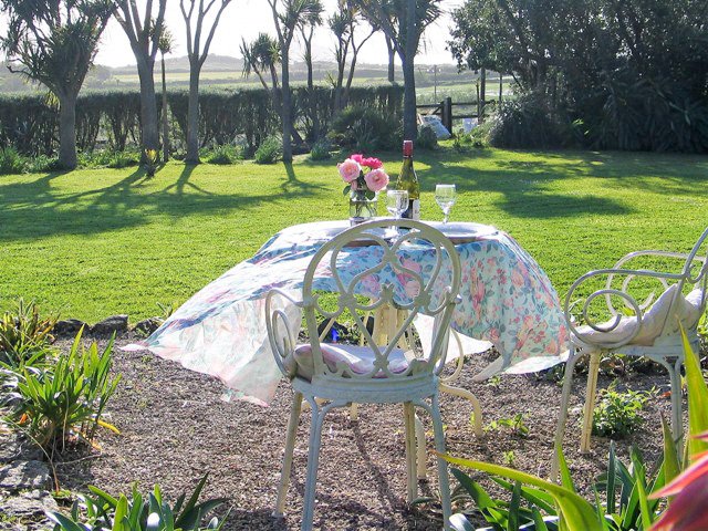 ednoveanfarm's tweet image. Supper in teh garden - one of the little  pleasures of lighter evenings #littlepleasures #suppertable #tablesettingidea