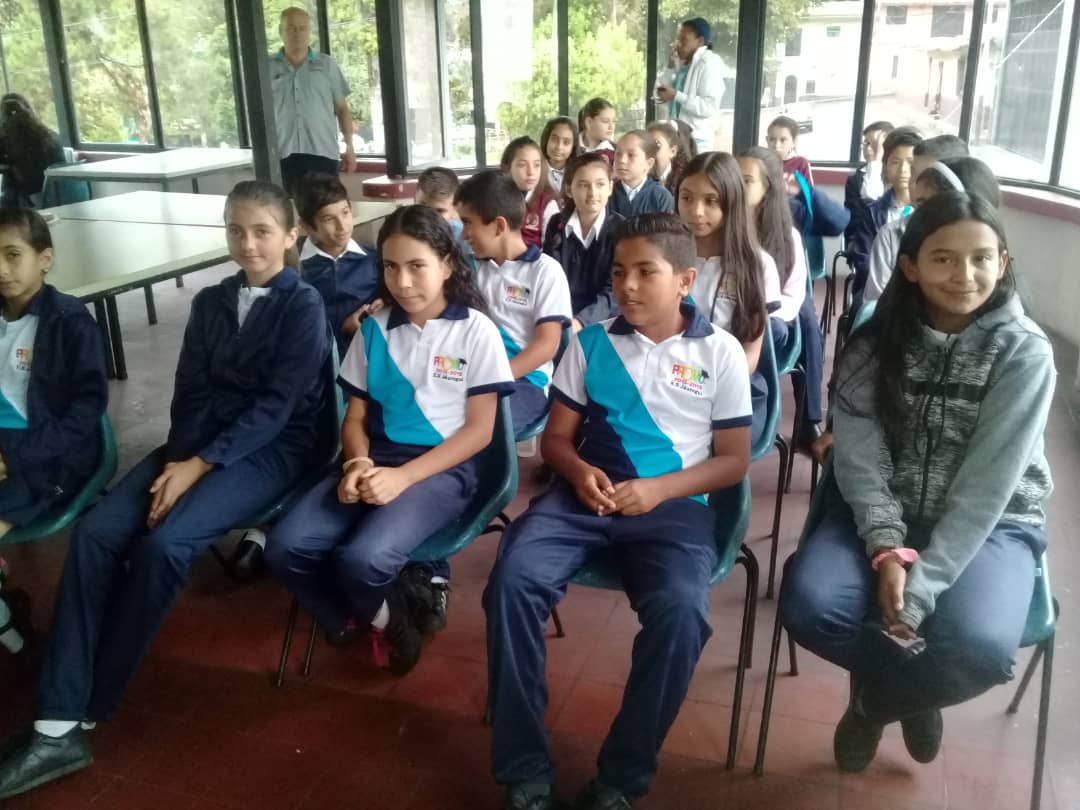 👉#TáchiraConmemoraciónDíaLibroYDelIdioma. Estudiantes de la Escuela Jáuregui, participan en Festival de Lectura.
Lugar: Biblioteca Pública La Grita.   
@MPPEDUCACION @ZonaEducTachira <a href="/charlychaves/">Charly Rojas Chaves</a> <a href="/Crazet2011/">Crazet2011</a> <a href="/jaureguic1/">@jaureguic12015</a> <a href="/CLIFPJauregui/">CLIFPMV Jáuregui</a> <a href="/divceup/">Comunidades ZET</a>