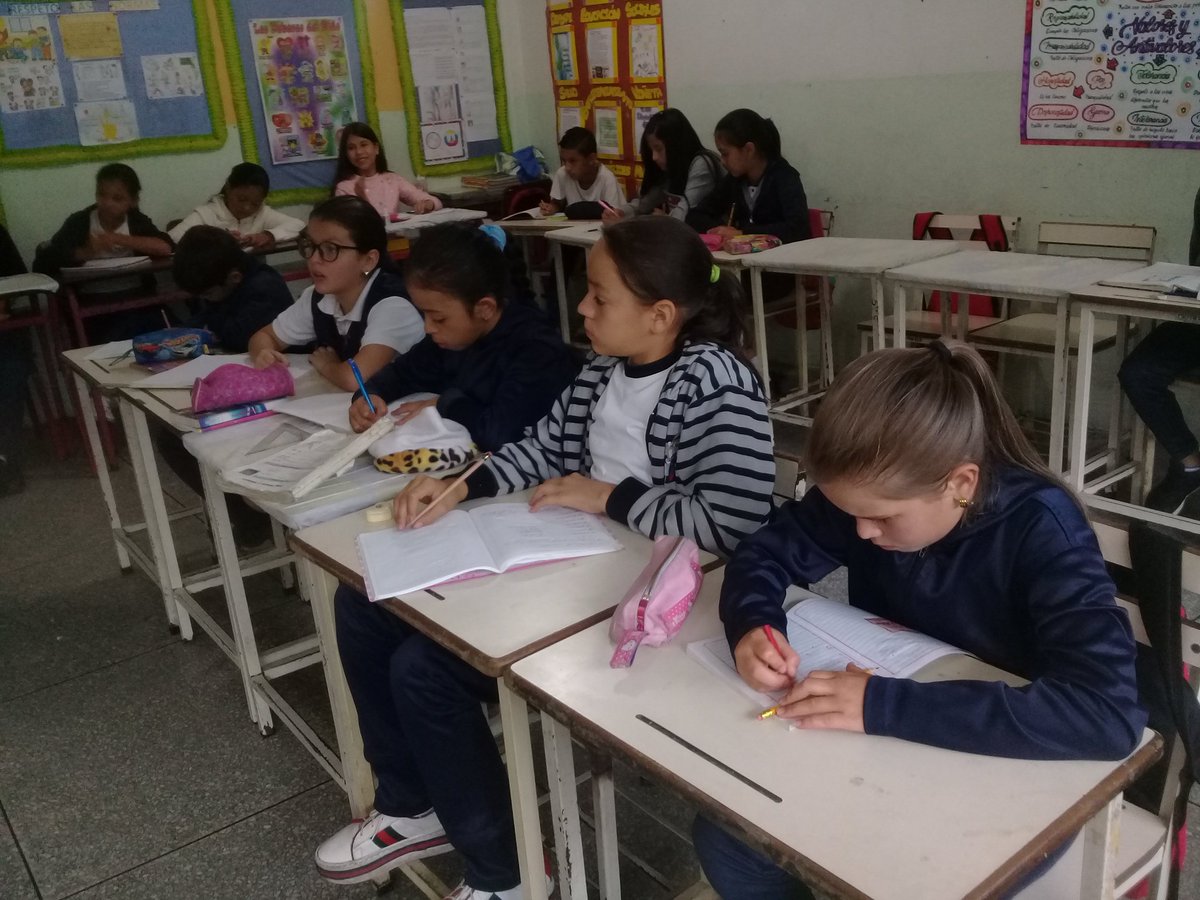 📚#SistemaDeRecursosTáchiraMesdelLibroYdelIdioma. Reto a la creatividad. Actividad realizada por  estudiantes de 5° grado. 
@MPPEDUCACION <a href="/SalaTachirazet/">SalaTáchiraMPPE</a> <a href="/Crazet2011/">Crazet2011</a> <a href="/charlychaves/">Charly Rojas Chaves</a> <a href="/divceup/">Comunidades ZET</a> <a href="/BolivarianasZET/">Erika Varela Sayago Escuelas Bolivarianas</a> @ZonaEducTachira <a href="/jaureguic1/">@jaureguic12015</a> <a href="/CLIFPJauregui/">CLIFPMV Jáuregui</a>