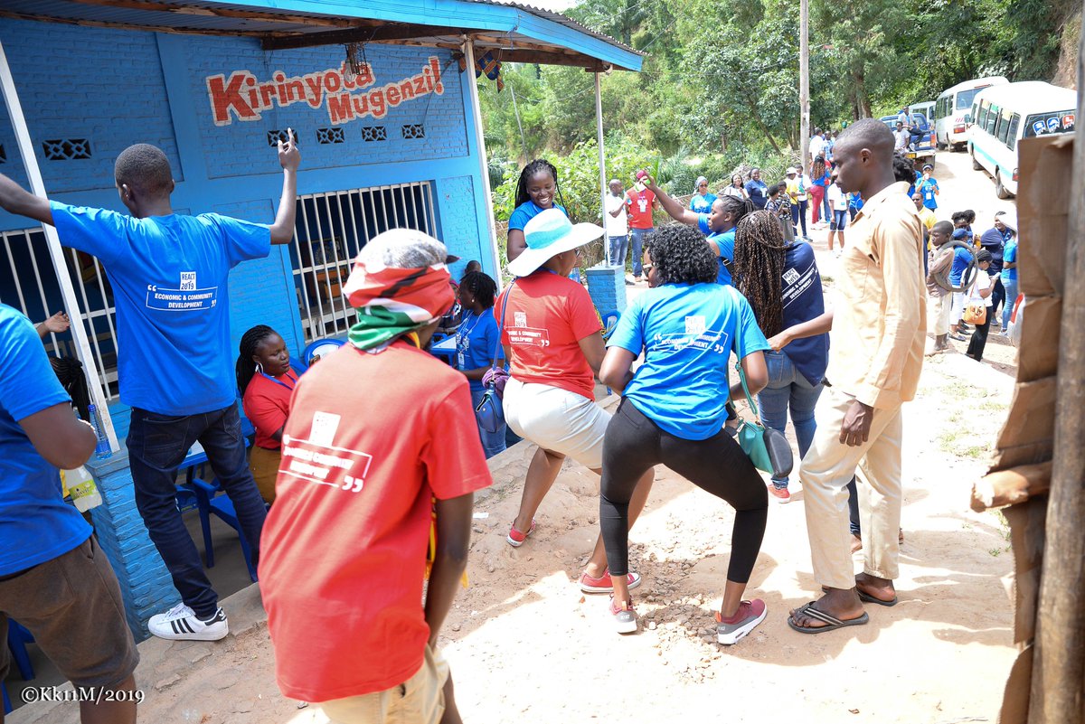 MrKabugo's tweet photo. One of my best moments at #REACT2019 #Bujumbura
Turned the crowd side by side.
@DjCiza competition is tight now😂
@Engage_REACT @Younisebz @fredkwesiga https://t.co/OyzeFbhoiq