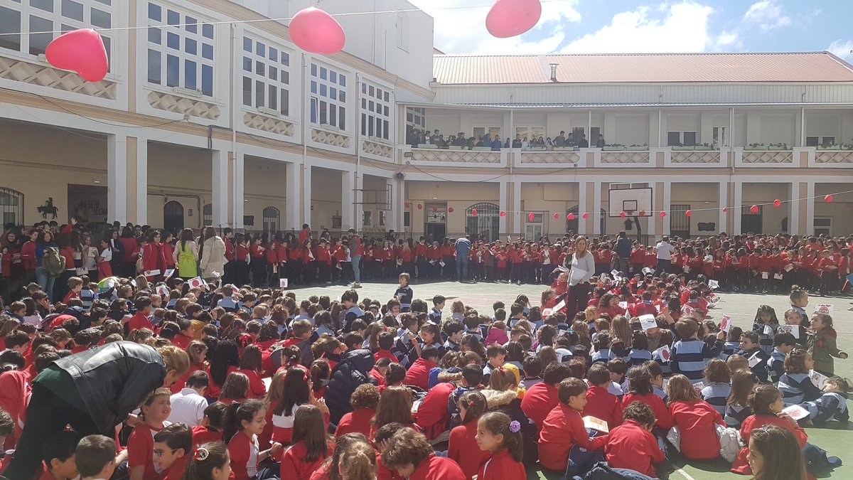 sjc_feye's tweet photo. Preparados, listos... Arranca el acto en nuestro cole. #10añoscreciendocontigo #colegiosfeye #feyedia #corazónvaliente https://t.co/WYRU6Todtk
