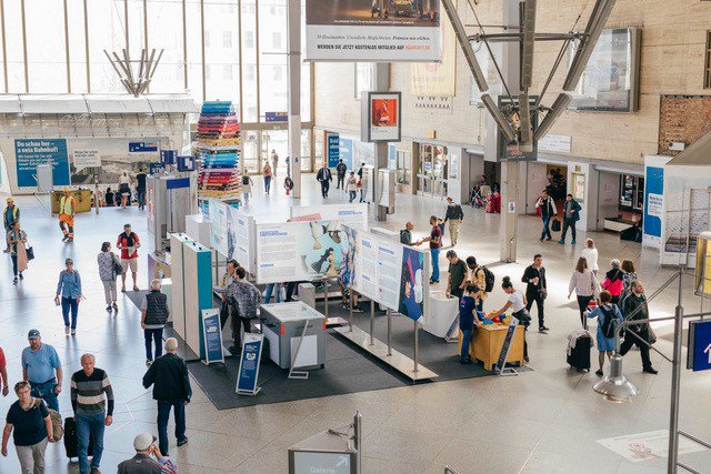 FraunhoferIAIS's tweet photo. »Vielen Dank für die Reise mit der @DB_Bahn, wir wünschen viel Spaß in der #ScienceStation!« 🚄Diese Woche ist die interaktive Wanderausstellung am Münchener Hbf gestartet. An Bord: #KIMBA – das Quiz zu #KI–Mythen &amp; Basiswissen von #Fraunhofer IAIS &amp; #ML2R https://t.co/eytCk3jI3M https://t.co/UswX78qTC3