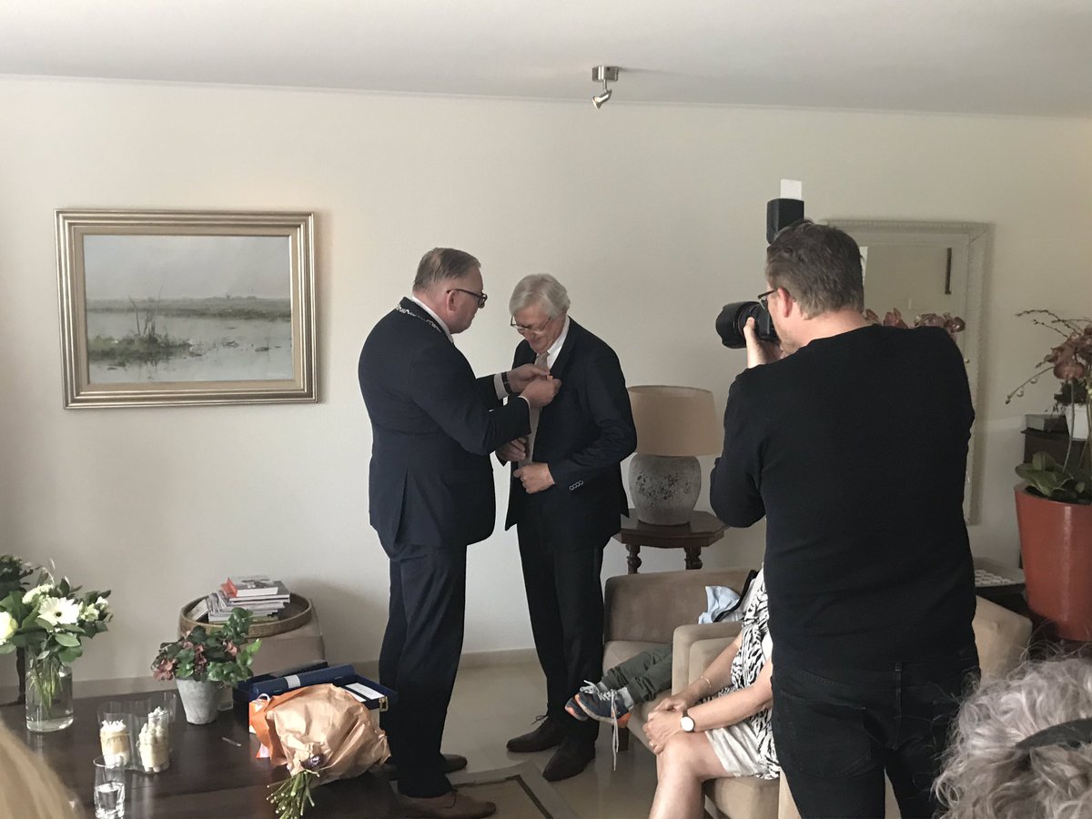 JanBertHeinen's tweet photo. Onze Huig van Barneveld, voorzitter bestuur en tevens burgerlid @SGPBunschoten, kreeg gisteren een Koninklijke onderscheiding opgespeld door burgemeester @melisvandegroep, als waardering voor jarenlange inzet voor kerk en maatschappij. Nogmaals #Proficiat! #lintjesregen2019 https://t.co/VT6m5CYjEV