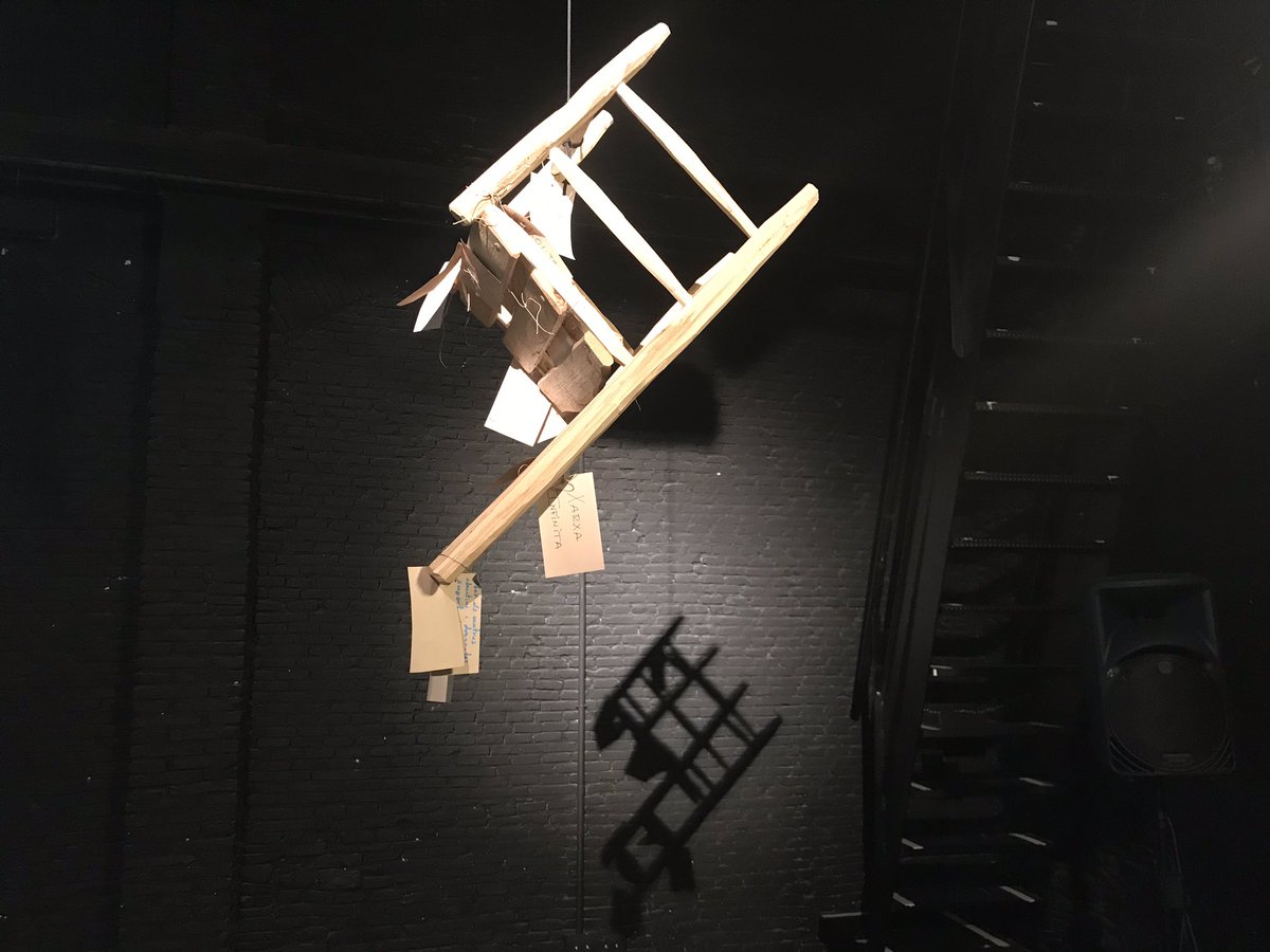 educadiba's tweet photo. Aquí teniu la cadira que el #PepAymerich ens va fer al 1er #TransitarLab a l’@EscenariBrossa i que ens ha acompanyat al llarg i ample dels 6 laboratoris a @granollers @AjuntamentSVH @aj_vic @ajelprat @vic_educacio @SVHeducacio @ElPratEducacio @diba @CulturaDIBA @interaccio https://t.co/k2fM9HHUJE
