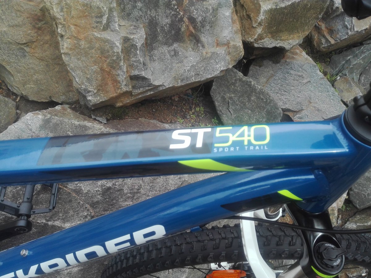 TomDussycle's tweet photo. Vous voulez mettre un peu de couleur et de peps dans vos sorties vtt? On a reçu des #st540 #rockrider en bleu, je trouve (avis subjectif au possible :) ) que le contraste cadre bleu qui flashe /fourche blanche lui va super bien !!
#fun #rando #colormyride https://t.co/y1M3fvm06M