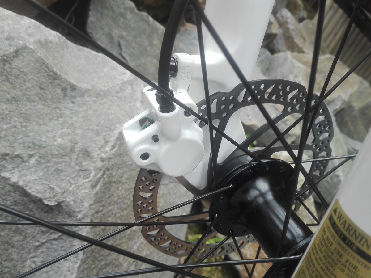 TomDussycle's tweet photo. Vous voulez mettre un peu de couleur et de peps dans vos sorties vtt? On a reçu des #st540 #rockrider en bleu, je trouve (avis subjectif au possible :) ) que le contraste cadre bleu qui flashe /fourche blanche lui va super bien !!
#fun #rando #colormyride https://t.co/y1M3fvm06M